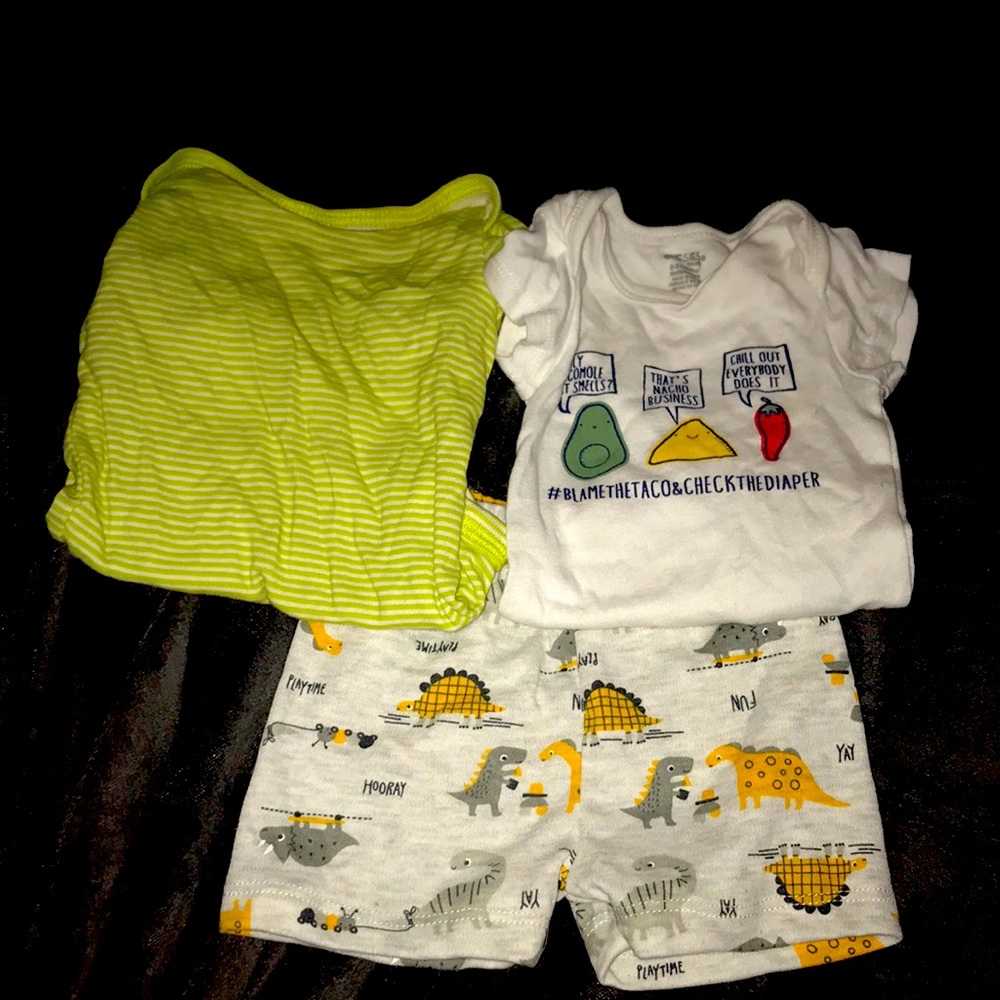 1 set of shorts and 2 unisex shirts. Size 0-3 months.